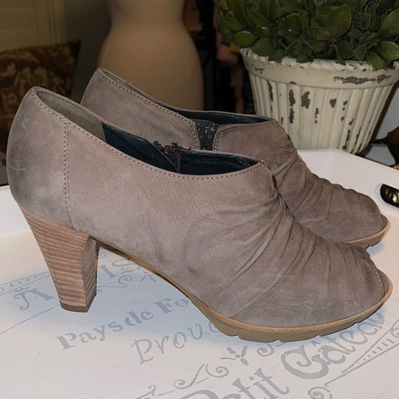 Paul Green Taupe Distressed Ruched Suede Ankle Boots 5.5 / 8 US NEW - Picture 1 of 8